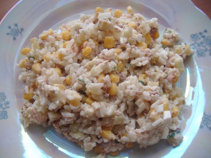 Sałatka z tuńczykiem i ananasem