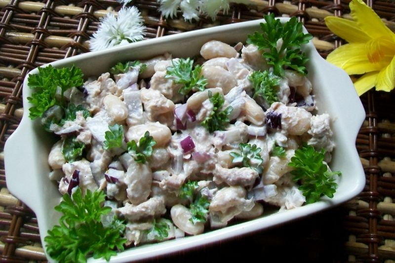 Sałatka z tuńczykiem i białą fasolą