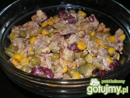 Sałatka z tuńczykiem i fasolką czerwoną