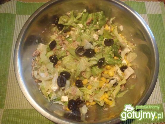 Sałatka z tuńczykiem i fetą szpileczki Sałatka z tuńczykiem i fetą szpileczki