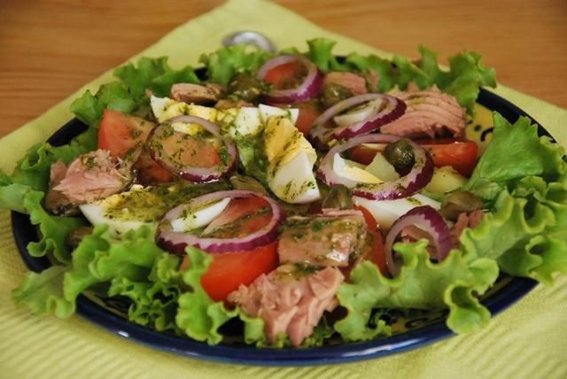 Sałatka z tuńczykiem i kaparami 