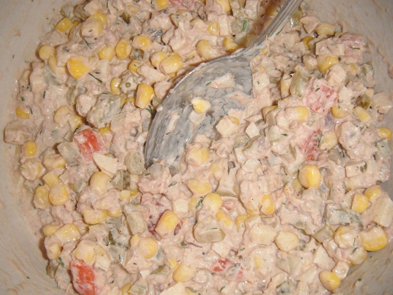 Sałatka z tuńczykiem i kukurydzą Sałatka z tuńczykiem i kukurydzą