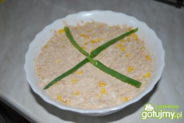 Sałatka z tuńczykiem i kukurydzą 