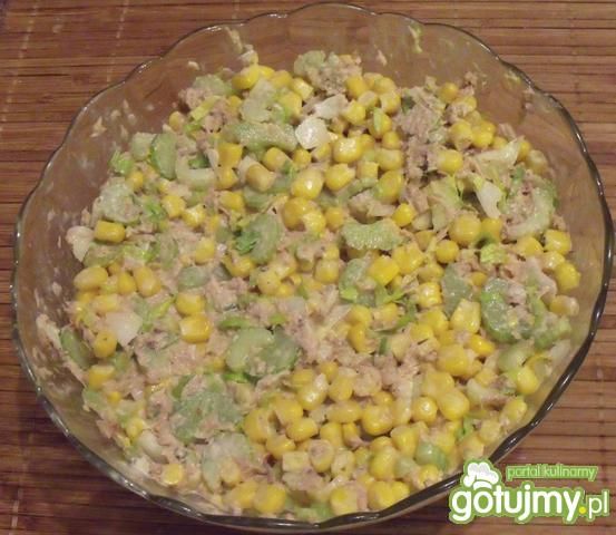 Sałatka z tuńczykiem i kukurydzą. Sałatka z tuńczykiem i kukurydzą.