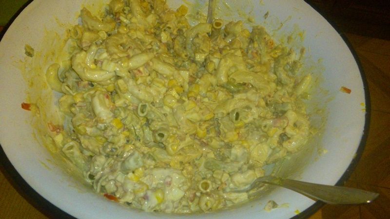 Sałatka z tuńczykiem i makaronem