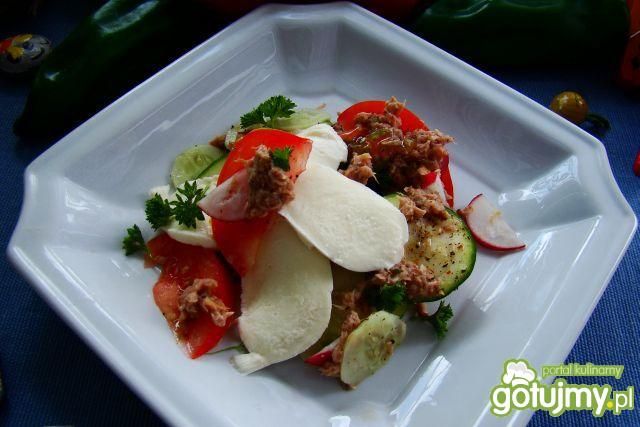 sałatka z tuńczykiem i mozzarella 