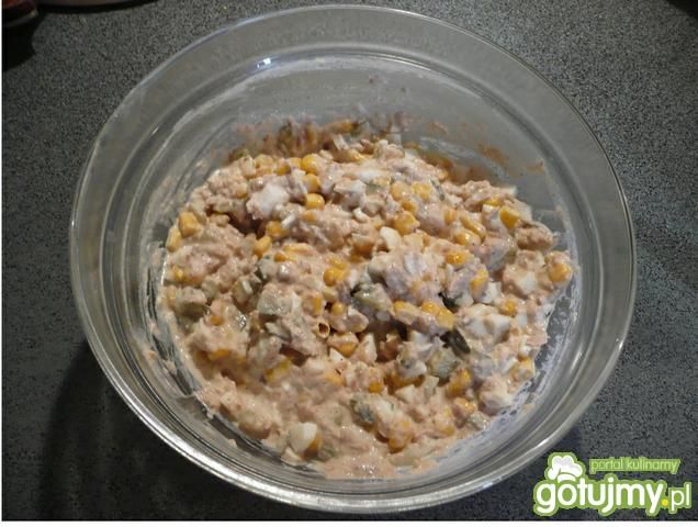 Sałatka z tuńczykiem i ogórkiem.