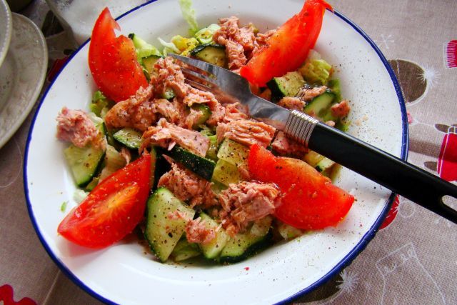 Sałatka z tuńczykiem i ogórkiem 