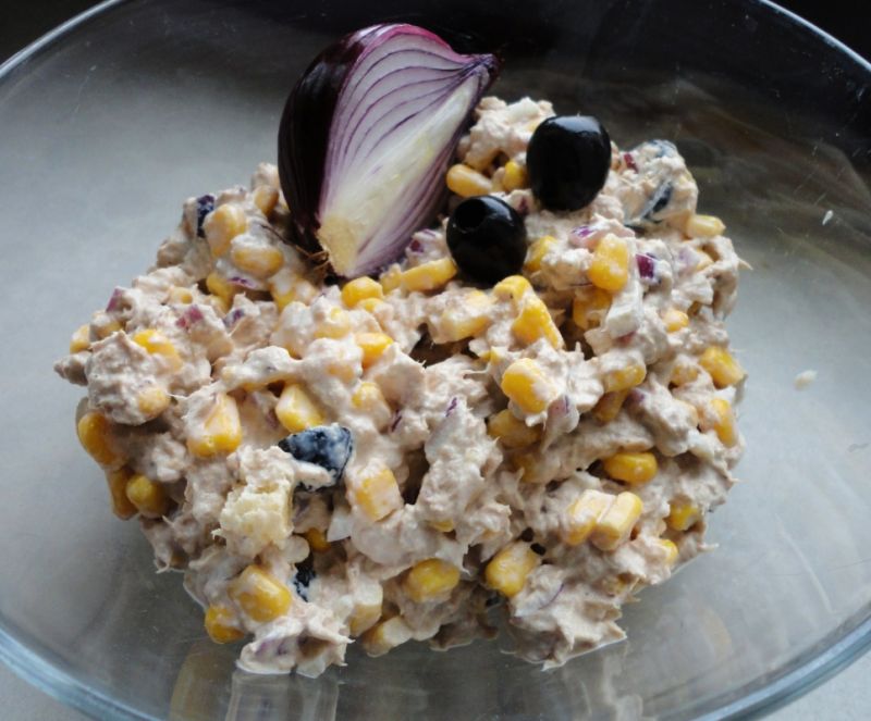 Sałatka z tuńczykiem i oliwkami