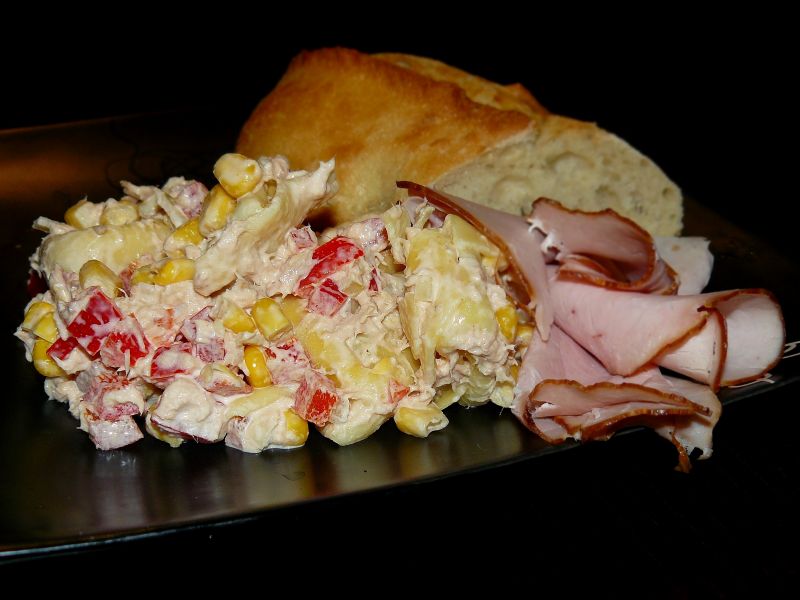 Sałatka z tuńczykiem i pierożkami(szpinak-ricotta)