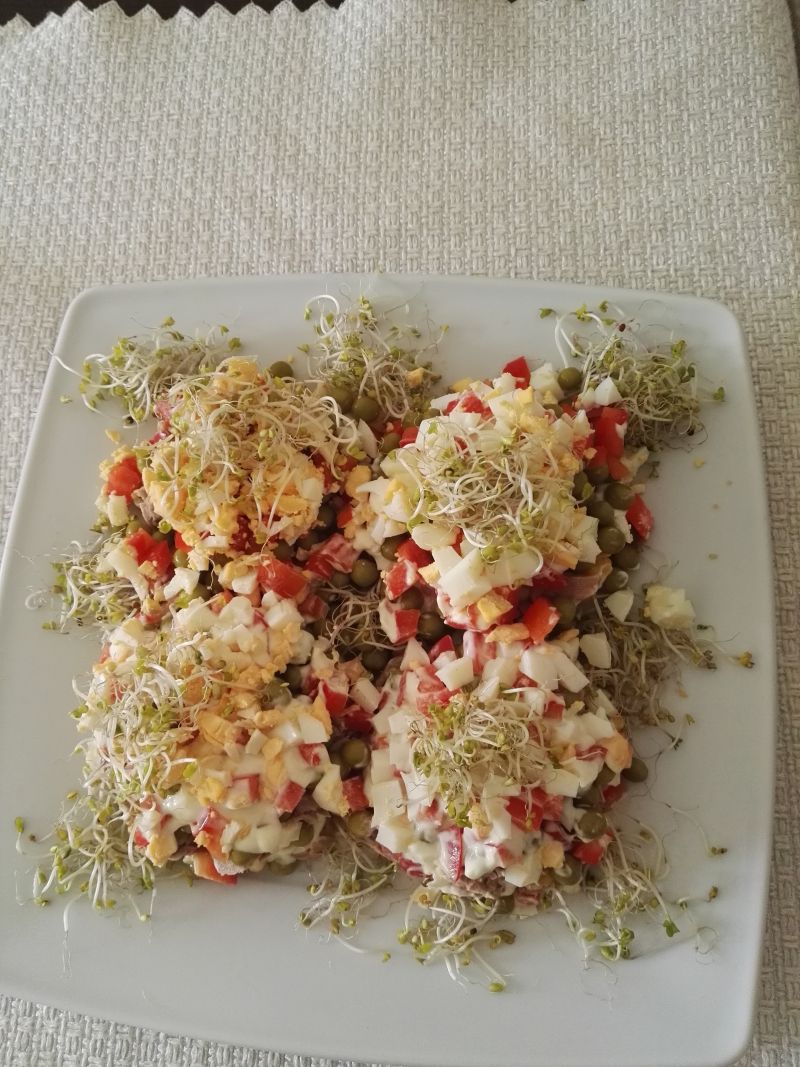 Sałatka z tuńczykiem i sosem czosnkowym Sałatka z tuńczykiem i sosem czosnkowym