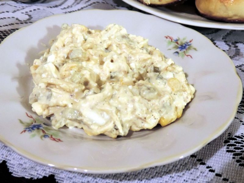 Sałatka z tuńczykiem i żółtym serem  Sałatka z tuńczykiem i żółtym serem