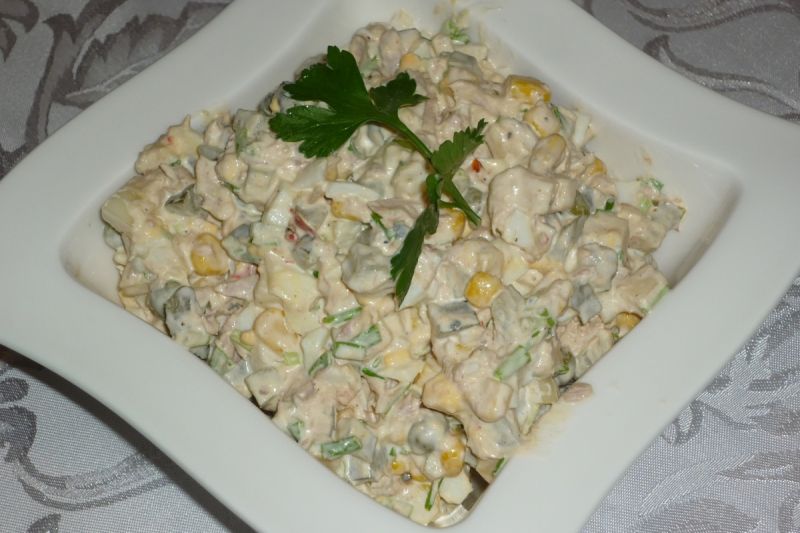 Sałatka z tuńczykiem i żółtym serem