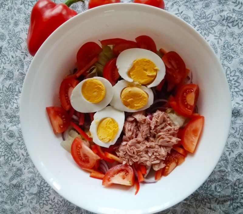 Sałatka  z tuńczykiem, jajkami i sałatą lodową. Sałatka  z tuńczykiem, jajkami i sałatą lodową.