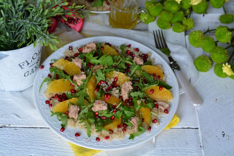 Sałatka z tuńczykiem, komosą ryżową i orzeźwiający