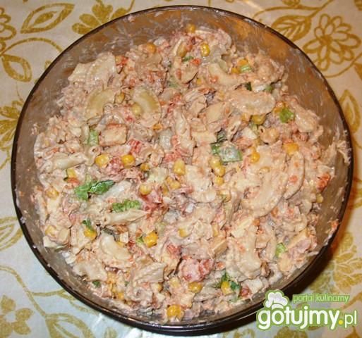 Sałatka z tuńczykiem,makaronem, jabłkiem Sałatka z tuńczykiem,makaronem, jabłkiem