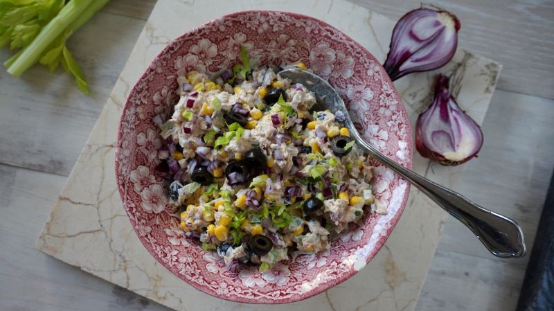 Sałatka z tuńczykiem, oliwkami i selerem