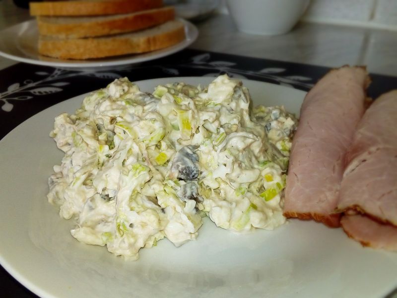 Sałatka z tuńczykiem,pieczarkami,porem i pekińską Sałatka z tuńczykiem,pieczarkami,porem i pekińską