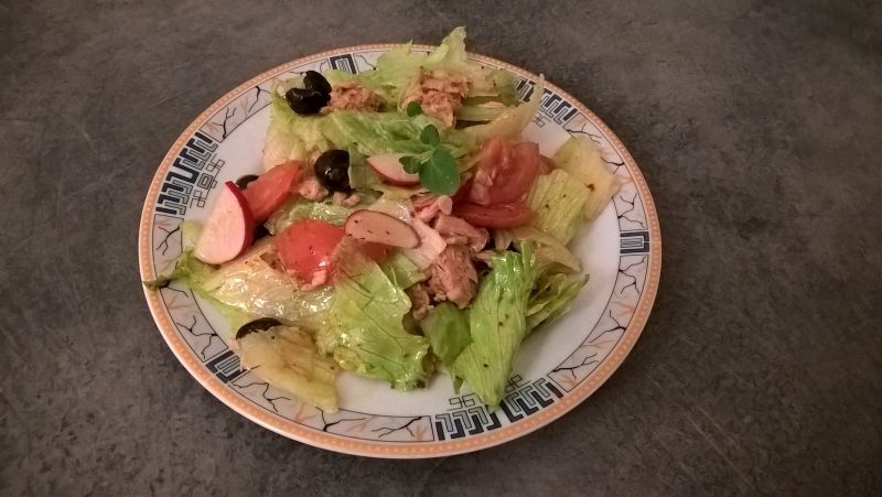 Sałatka z tuńczykiem rzodkiewką i olejem kokosowym