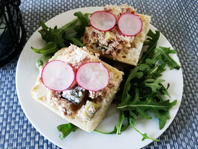 Sałatka z tuńczykiem, serem i rzodkiewką