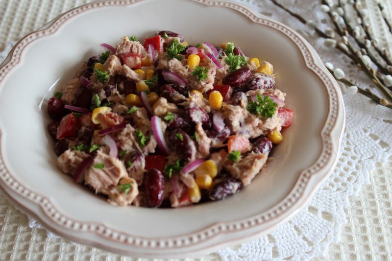 Sałatka z tuńczykiem w meksykańskim stylu Sałatka z tuńczykiem w meksykańskim stylu