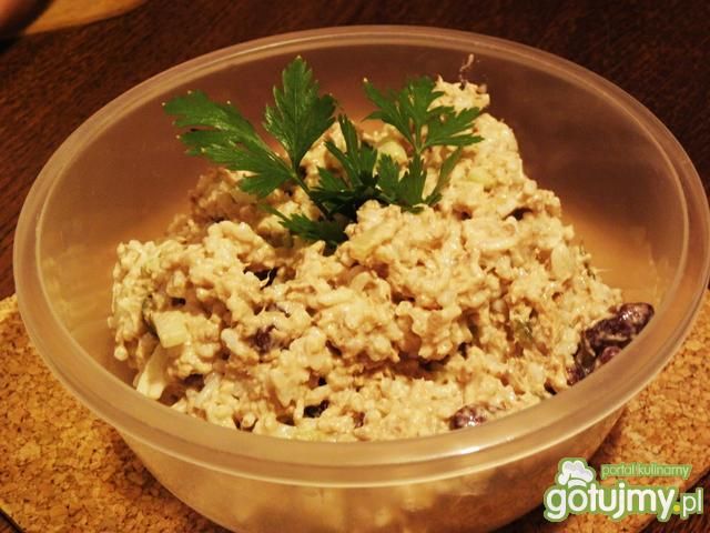 Sałatka z tuńczykiem w roli głównej.