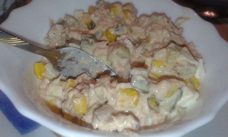 Sałatka z tuńczykiem w sosie własnym