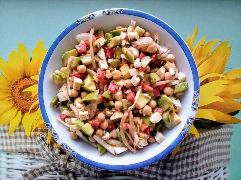 Sałatka  z twarogiem i awokado Sałatka  z twarogiem i awokado