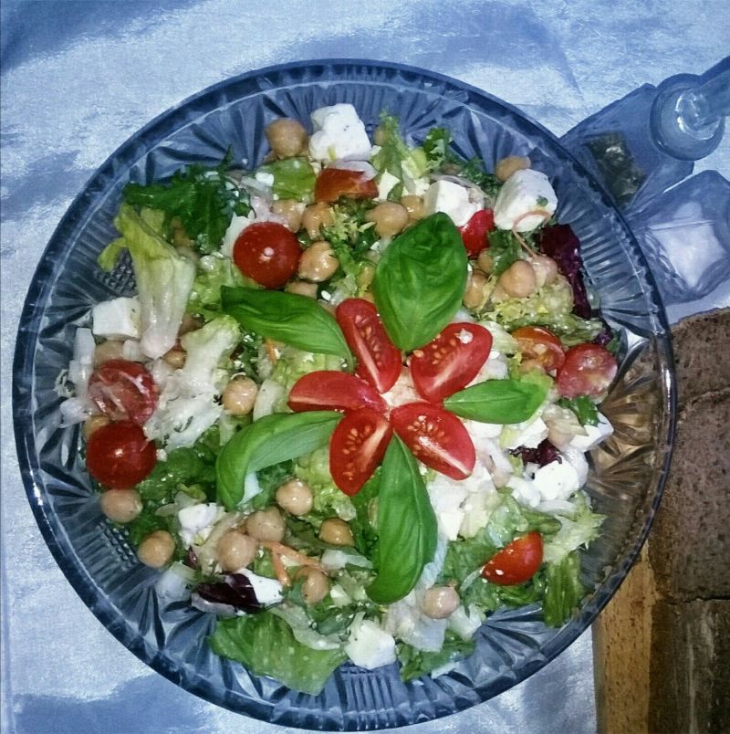 Sałatka z twarogiem i ciecierzycą