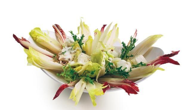 Sałatka z twarogu i sałaty lub cykorii