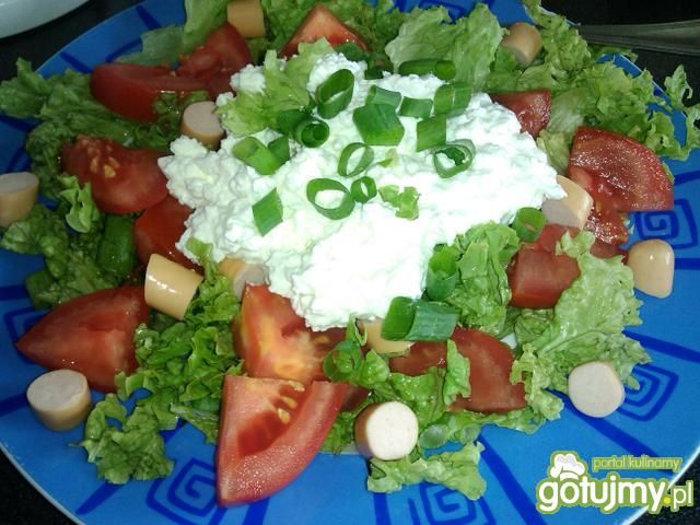 Sałatka z twarożkiem i kiełbaską  Sałatka z twarożkiem i kiełbaską