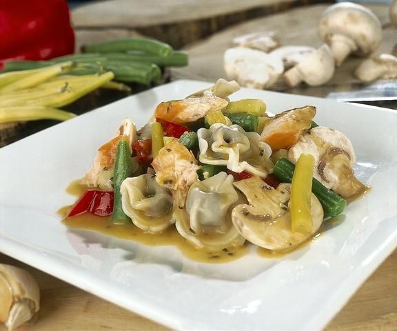 Sałatka z uszkami z pieczarkami