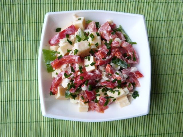 Sałatka z warzyw i żółtego sera