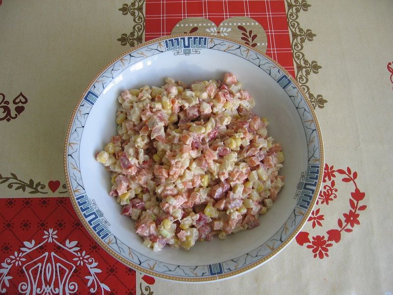 Sałatka z warzyw z rosołu i papryki konserwowej