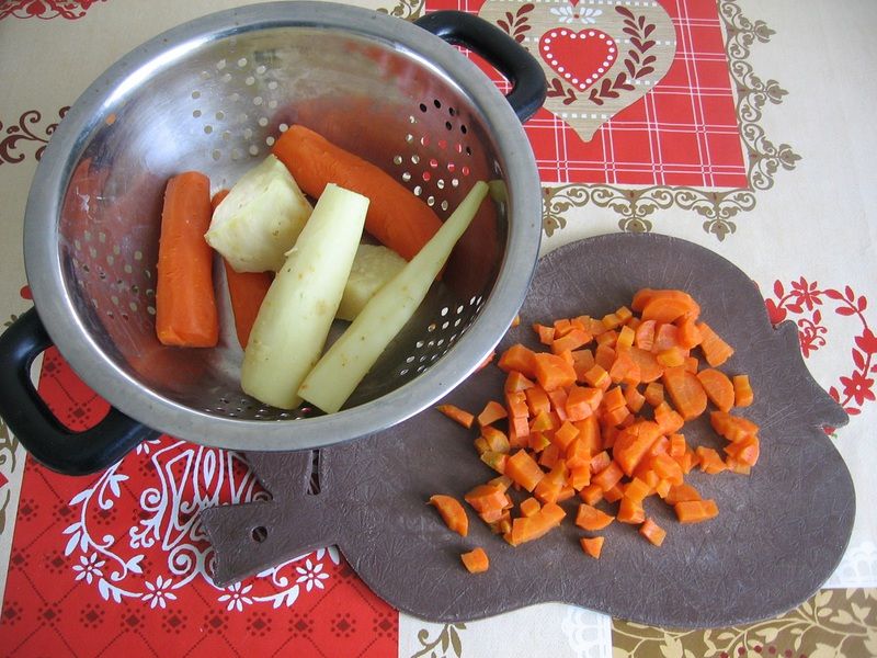 Sałatka z warzyw z rosołu i papryki konserwowej