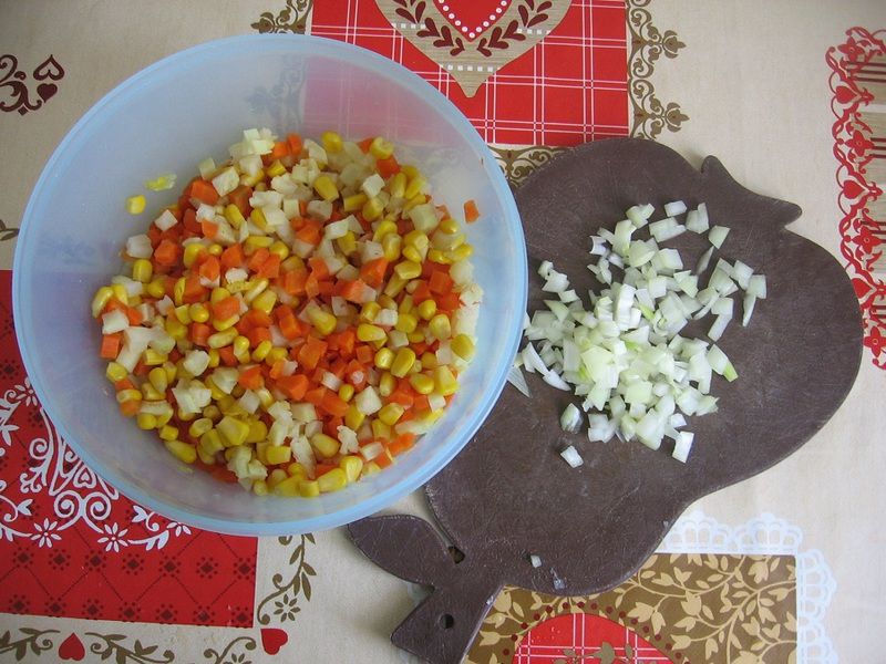 Sałatka z warzyw z rosołu i papryki konserwowej