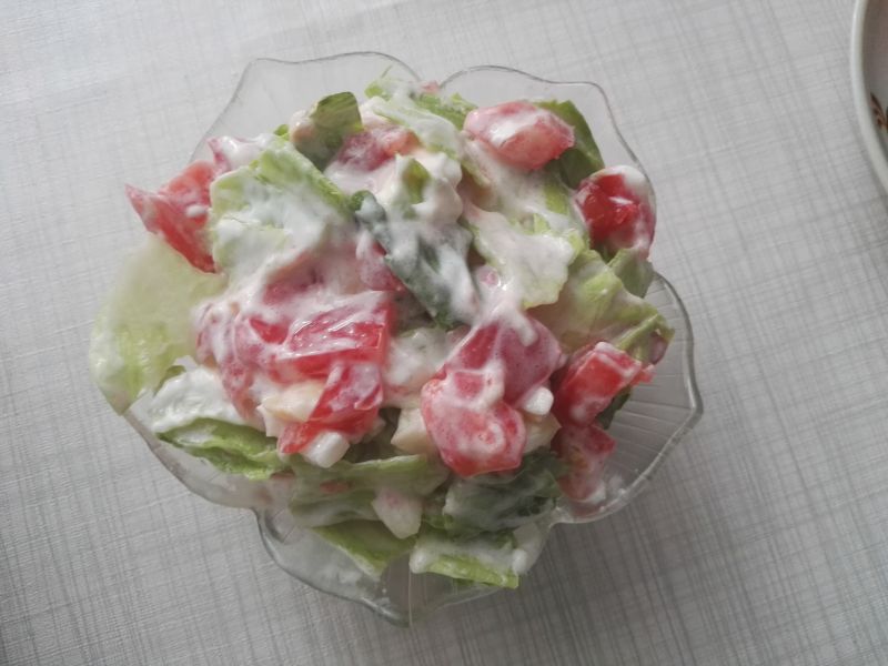 Sałatka z warzywami i sosem tzatziki Sałatka z warzywami i sosem tzatziki