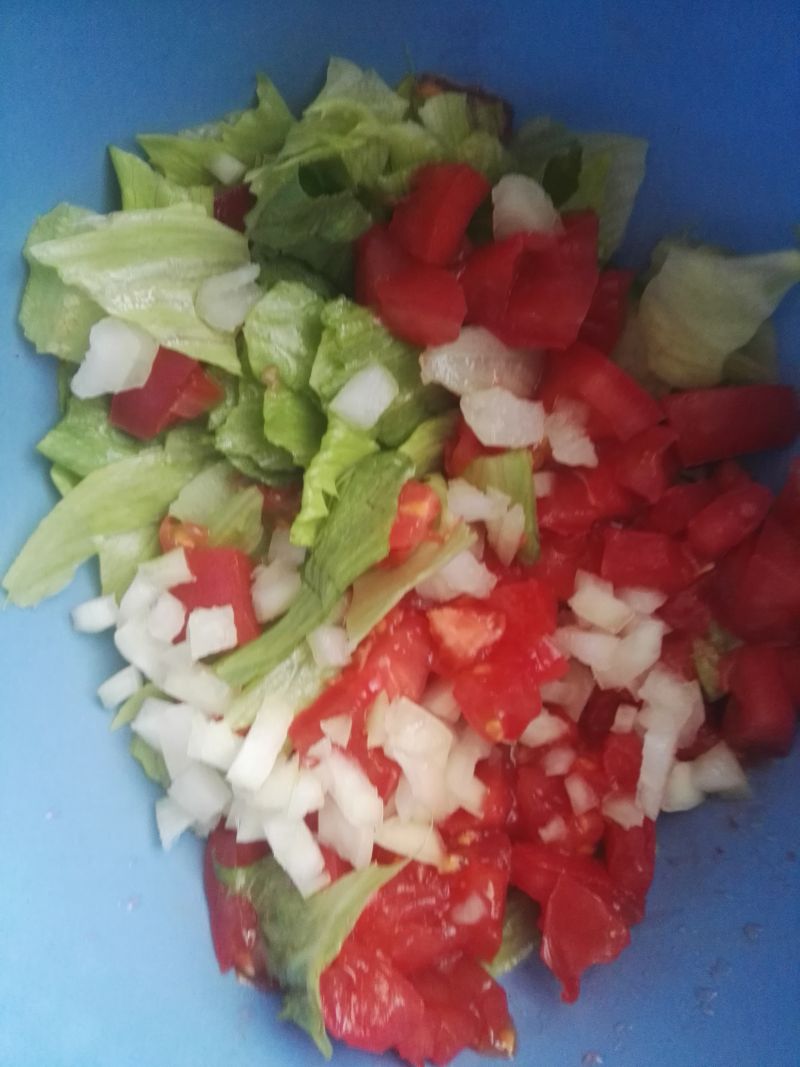 Sałatka z warzywami i sosem tzatziki