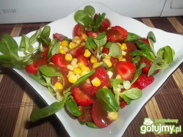 Sałatka z wątróbką i truskawkami