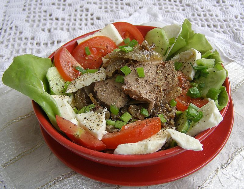 Sałatka z wątróbką i mozzarellą