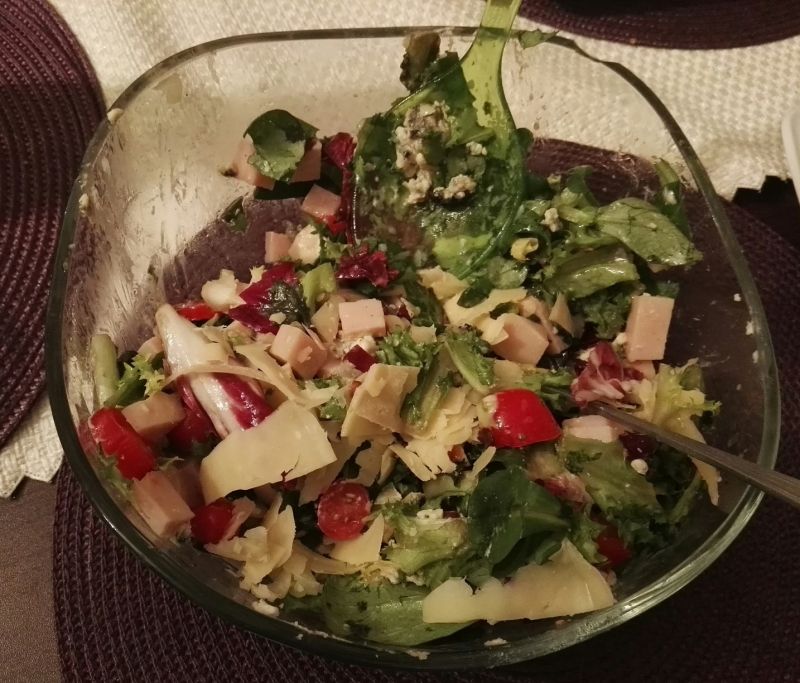 Sałatka z wędliną drobiową i dwoma serami
