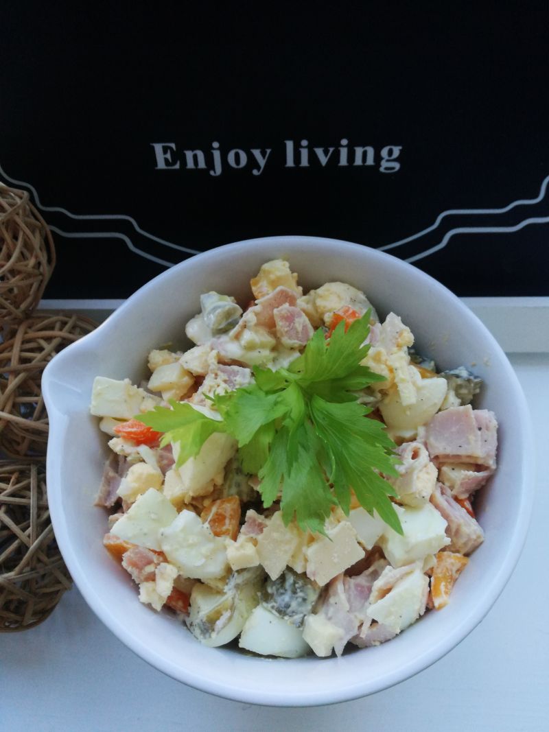 Sałatka z wędliną i fenkułem Sałatka z wędliną i fenkułem
