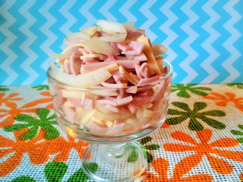 Sałatka z wędliny, żółtego sera i cebuli Sałatka z wędliny, żółtego sera i cebuli