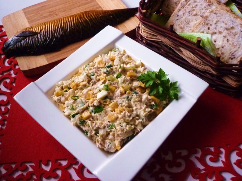 Sałatka z wędzoną makrelą