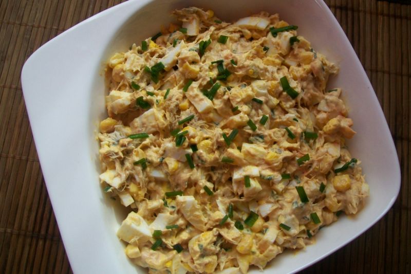 Sałatka z wędzoną makrelą i jajkami