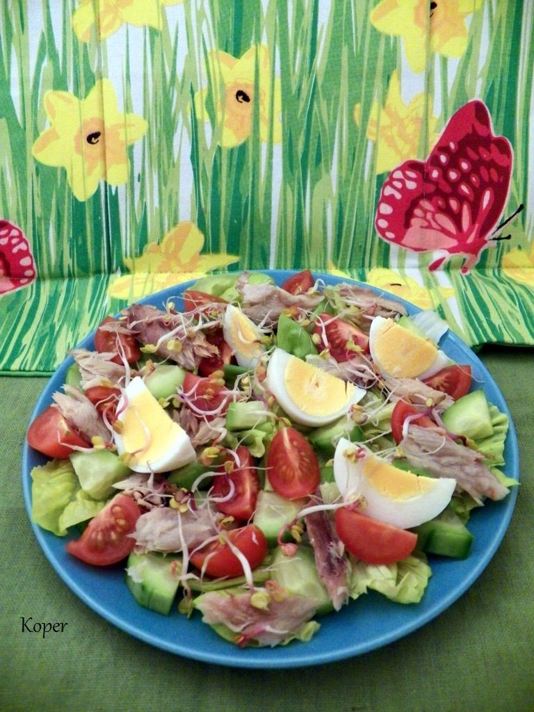 Sałatka z wędzoną makrelą i jajkiem Sałatka z wędzoną makrelą i jajkiem