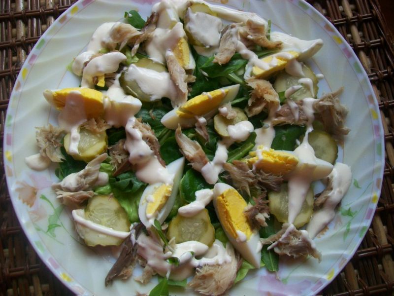 Sałatka z wędzoną makrelą i ogórkiem małosolnym Sałatka z wędzoną makrelą i ogórkiem małosolnym