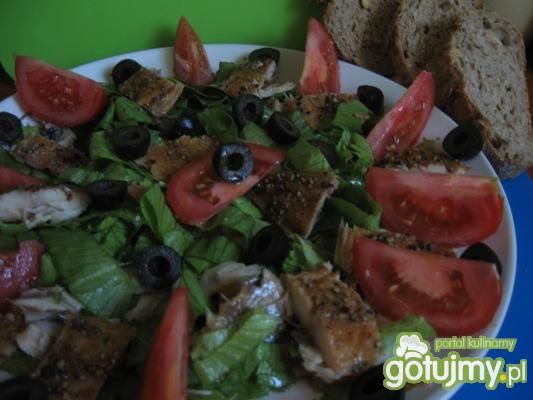 sałatka z wędzoną makrelą, pomidorem 