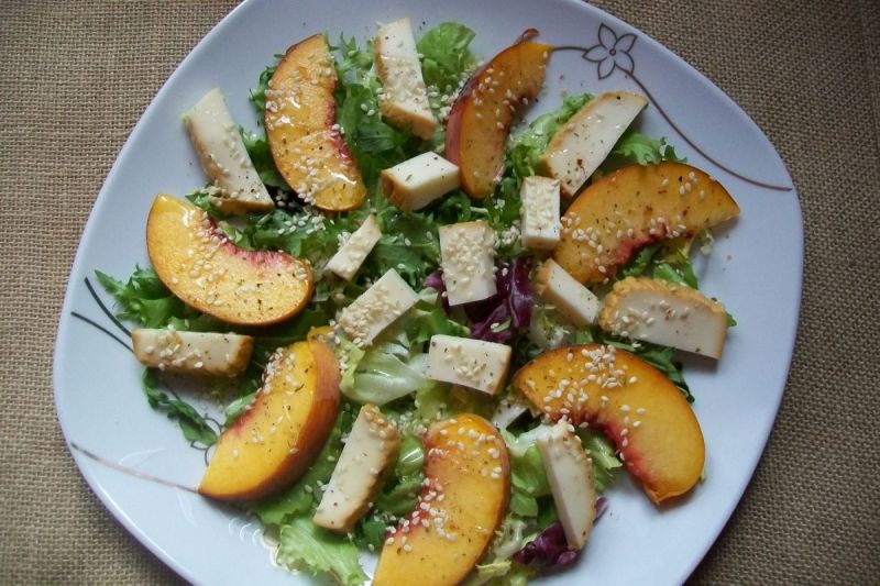 Sałatka z wędzoną mozzarellą i brzoskwinią