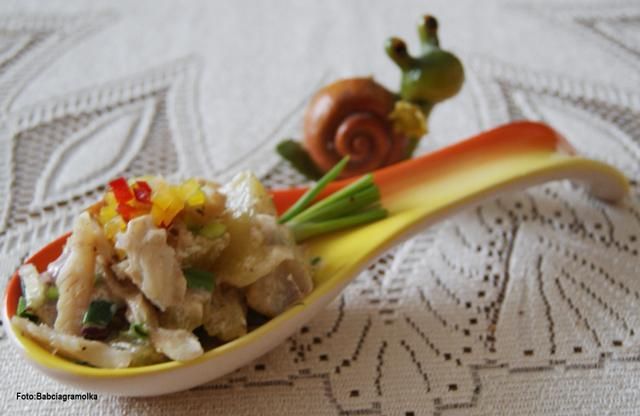 Sałatka z wędzoną nototenią i ,,pyrkami,